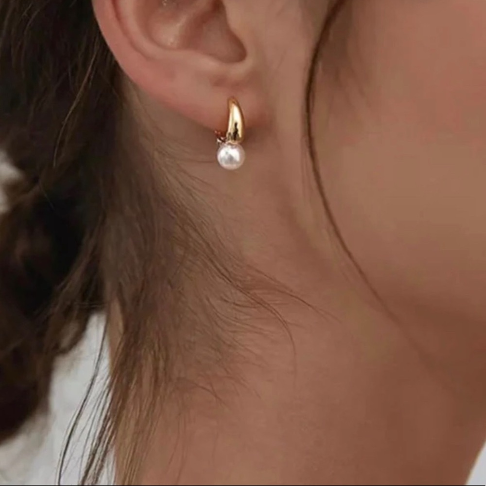 Pearl gold earrings
